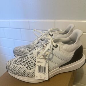 Adidas White and Black Knit Sneakers 8.5 women’s nwt